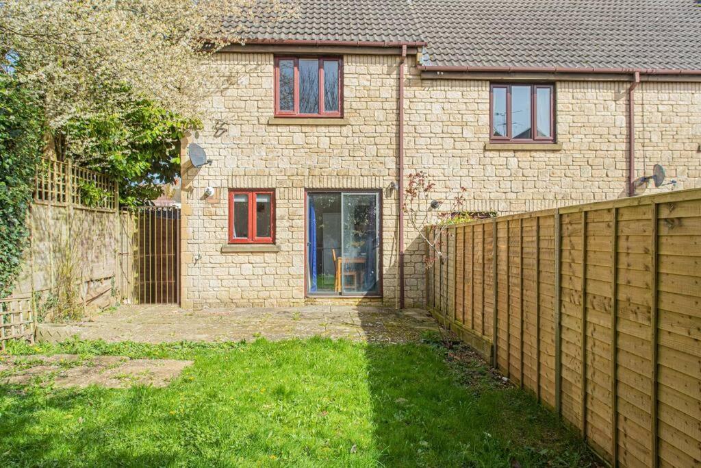 2 Bedroom House, Cranham Lane,