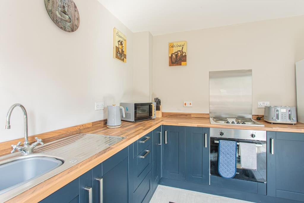 2 Bedroom House, Cranham Lane, Holiday home *