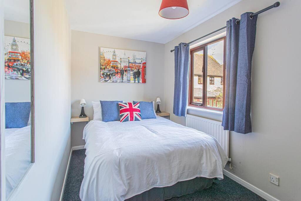 Holiday home 2 Bedroom House, Cranham Lane, *