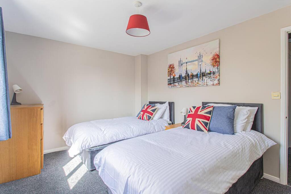 Holiday home 2 Bedroom House, Cranham Lane, *