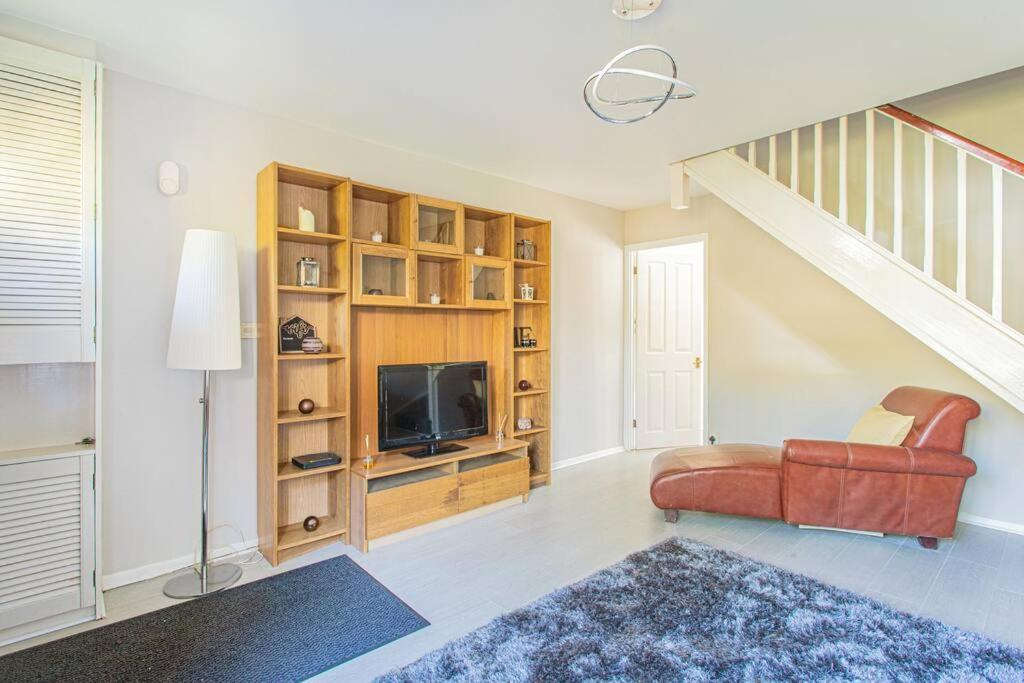 2 Bedroom House, Cranham Lane,