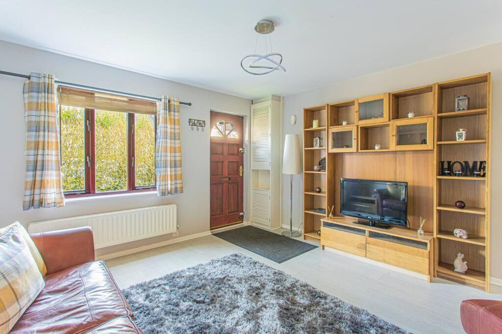 2 Bedroom House, Cranham Lane,